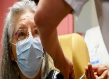 【法国新冠疫情】一名78岁的老者成为法国接种新冠疫苗第一人